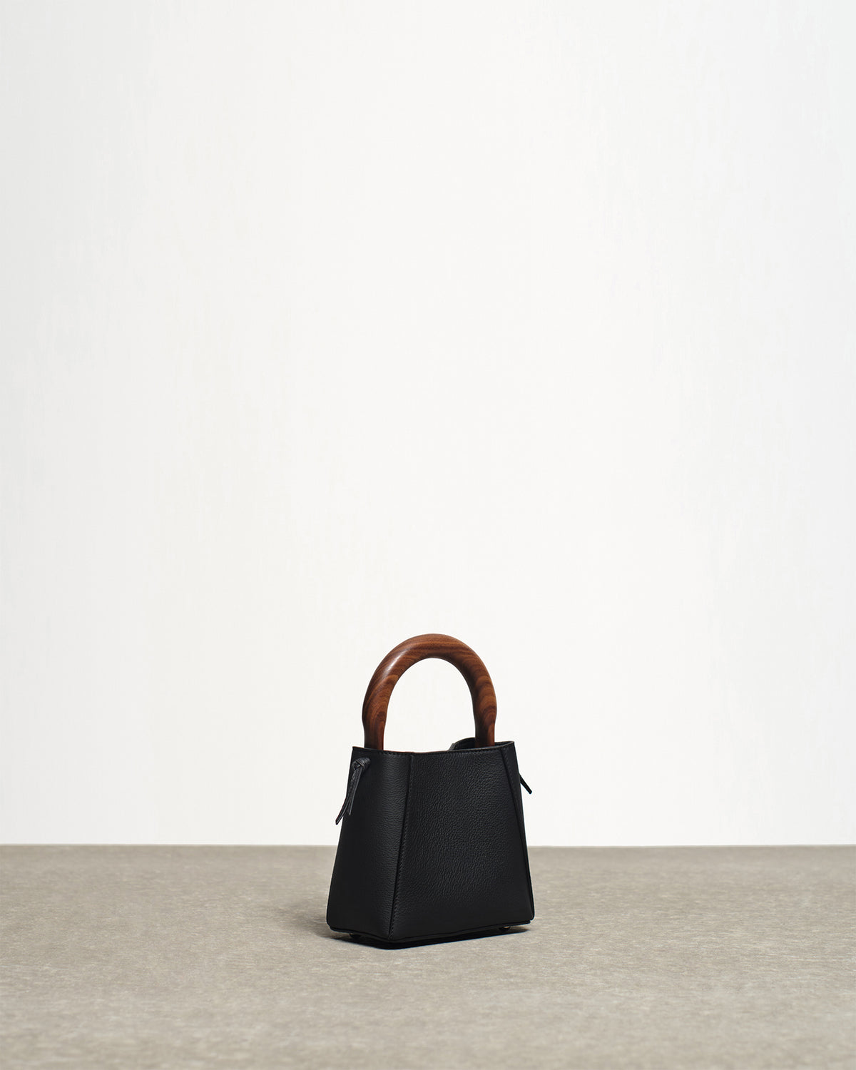structured leather quinta bag in black front side view