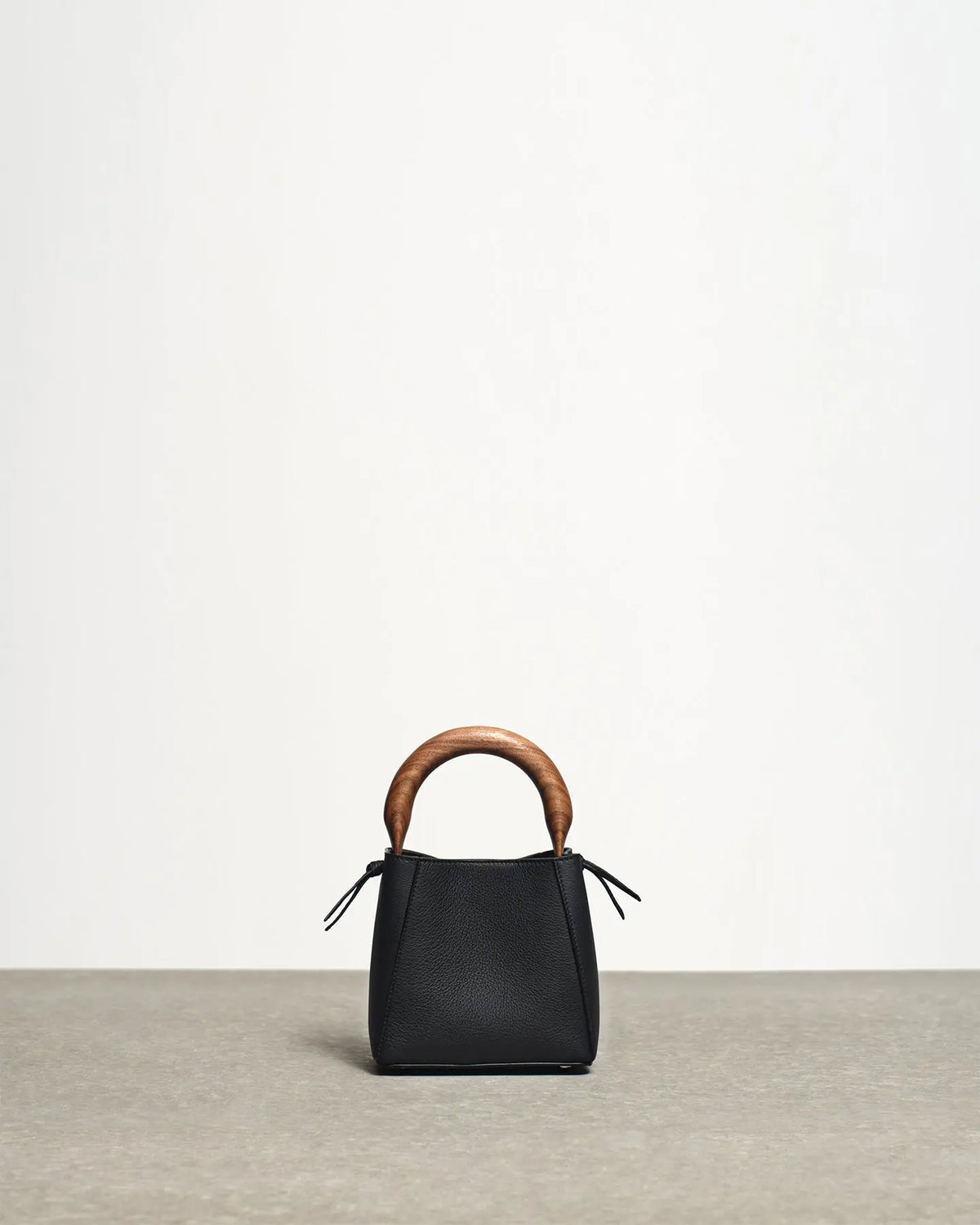 structured leather quinta bag in black front view