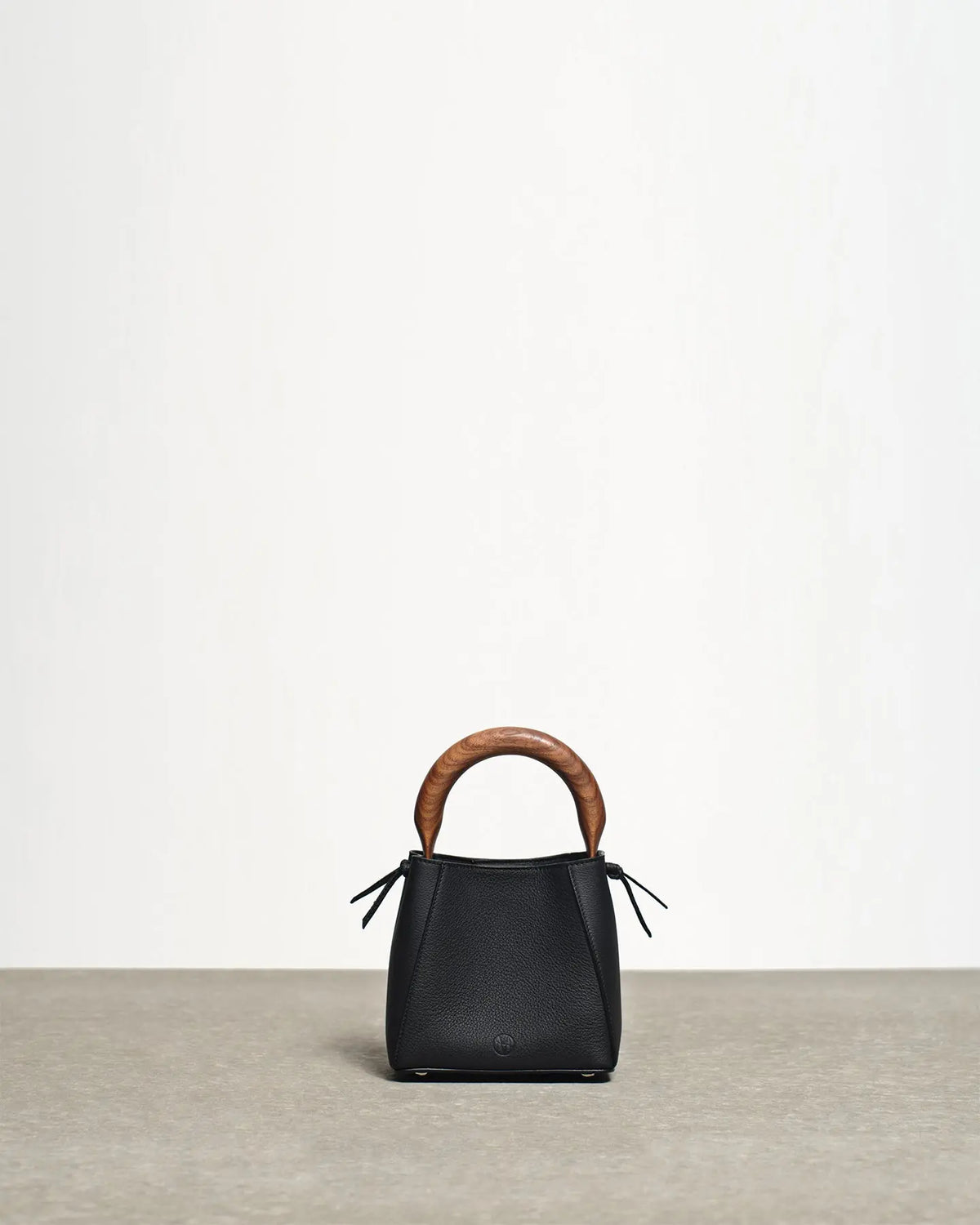 small structured leather quinta bag in black walnut handle detail