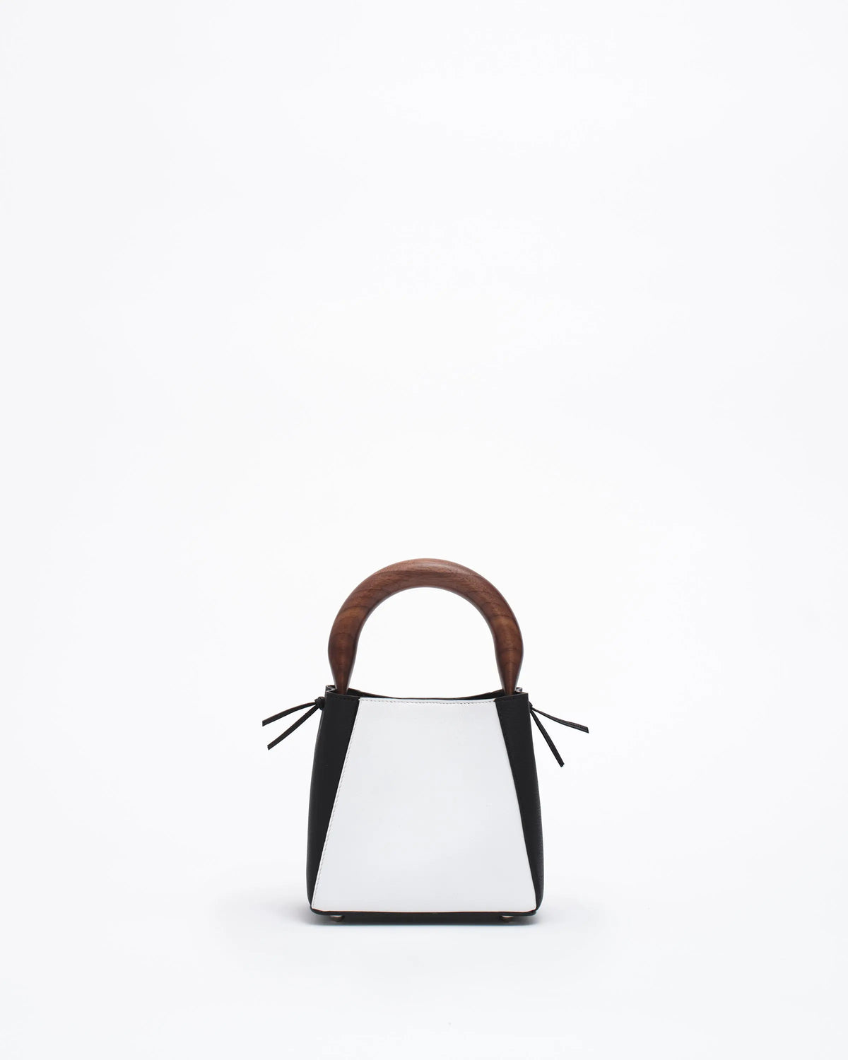 structured leather quinta bag in black and white front view