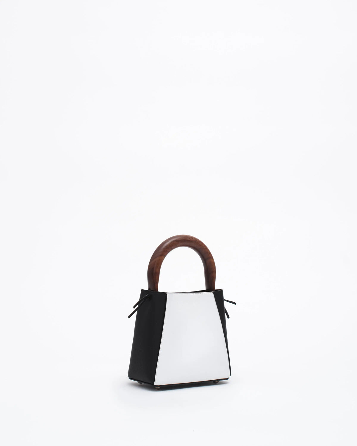 structured leather quinta bag in black and white front side view